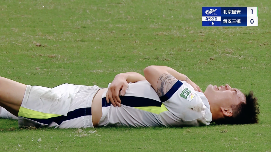 0:4惨败!国安点球引发大争议,邓卓翔无奈1幕:令众多球迷动容!